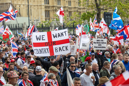 １３日、ロンドンで、英極右活動家が主導する大規模デモに参加する人々（ＥＰＡ時事）