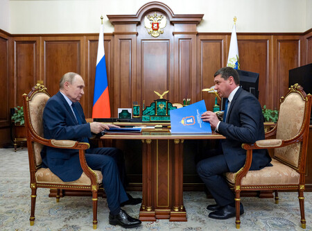 ロシアのプーチン大統領(左)と中部タンボフ州のペルブイショフ知事代行=7月1日、モスクワ(AFP時事)