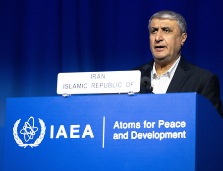 15日、ウィーンで開幕した国際原子力機関(IAEA)の年次総会で発言するイランのエスラミ原子力庁長官(AFP時事)