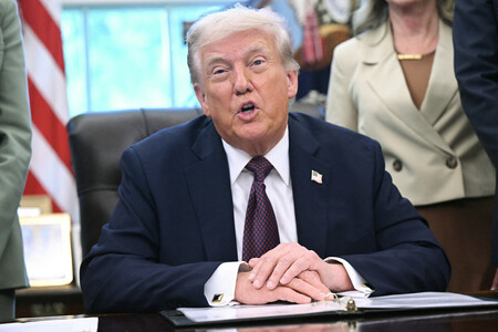 １５日、ホワイトハウスで発言するトランプ米大統領（ＡＦＰ時事）