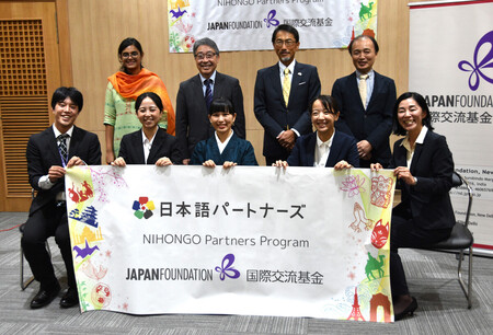 15日、インド・ニューデリーの日本大使館で開かれた「日本語パートナーズ(NP)」5人(前列)の壮行会