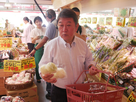 視察先のスーパーで買い物をする自民党の茂木敏充前幹事長＝１６日、東京都練馬区