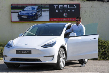 米電気自動車（ＥＶ）大手テスラのスポーツ用多目的車（ＳＵＶ）「モデルＹ」＝２０２０年９月（ＡＦＰ時事）