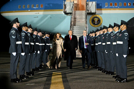16日、ロンドン北郊のスタンステッド空港に到着したトランプ米大統領(中央)とメラニア夫人(中央左)(AFP時事)