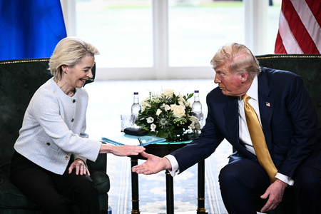 欧州連合(EU)のフォンデアライエン欧州委員長(左)とトランプ米大統領=7月27日、英スコットランド・ターンベリー(AFP時事)