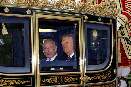 １７日、ロンドン近郊のウィンザー城で馬車に乗るチャールズ英国王（左）とトランプ米大統領（ＰＡ　Ｉｍａｇｅｓ時事）