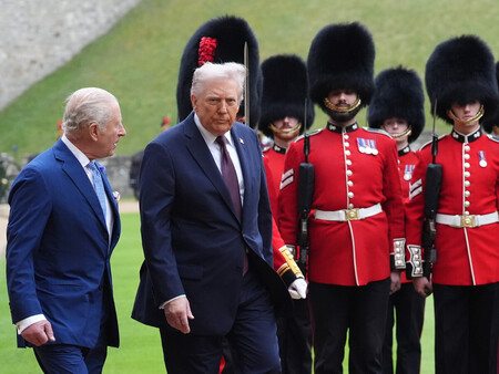 チャールズ英国王（左）とトランプ米大統領（左から２人目）＝１７日、英南部ウィンザー（ＰＡ　Ｉｍａｇｅｓ時事）