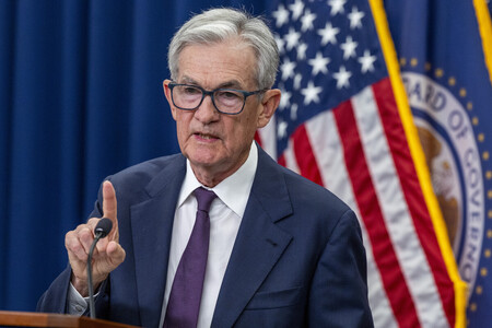 米連邦公開市場委員会（ＦＯＭＣ）後に記者会見するパウエル連邦準備制度理事会（ＦＲＢ）議長＝１７日、ワシントン（ＥＰＡ時事）