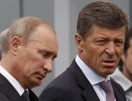 ロシアのプーチン大統領（左）とコザク大統領府副長官＝２０１１年８月、北西部サンクトペテルブルク郊外（ＡＦＰ時事）