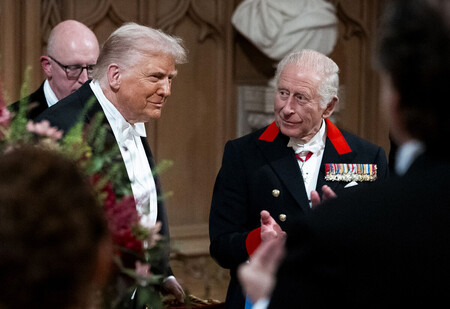 17日、ロンドン西郊ウィンザー城で開かれた晩さん会に出席したトランプ米大統領(左)とチャールズ英国王(AFP時事)