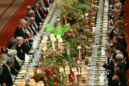 17日、ロンドン西郊ウィンザー城で、チャールズ英国王(左列中央)が主催した晩さん会(AFP時事)