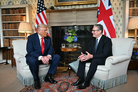 １８日、英南部バッキンガムシャー州の首相別邸で会談に臨むトランプ米大統領（左）とスターマー英首相（ＡＦＰ時事）
