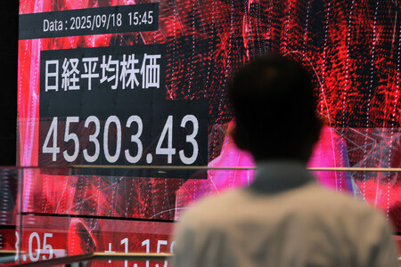 史上最高値を更新した日経平均株価の終値を示すモニター＝１８日午後、東京都中央区