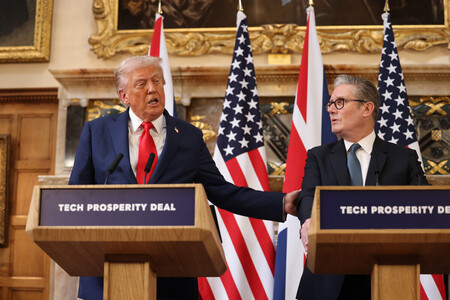 １８日、英南部バッキンガムシャー州の首相別邸で、共同記者会見に臨むトランプ米大統領（左）とスターマー英首相（ＥＰＡ時事）