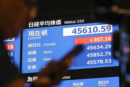 値上がりした日経平均株価を示すボード＝１９日午前、東京都中央区