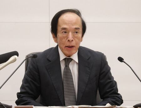 金融政策決定会合を終え、記者会見する日銀の植田和男総裁＝１９日午後、日銀本店