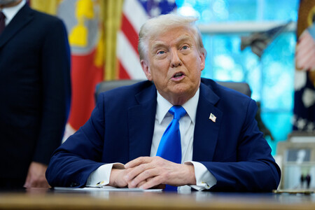 １９日、米ホワイトハウスで取材に応じるトランプ大統領（ＥＰＡ時事）