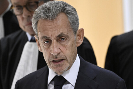 25日、パリの裁判所で記者団の取材に応じるフランスのサルコジ元大統領(AFP時事)