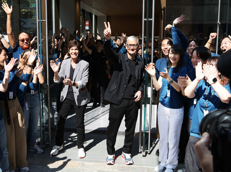 米アップル直営店「アップル銀座」の再オープンを喜ぶティム・クック最高経営責任者(CEO、中央)=26日午前、東京都中央区