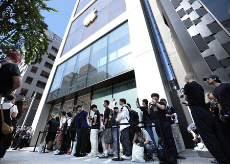 米アップル直営店「アップル銀座」に並ぶ人たち=26日午前、東京都中央区