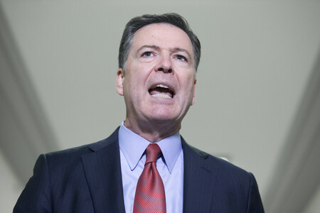 コミー元米連邦捜査局(FBI)長官=2018年12月、ワシントン(EPA時事)