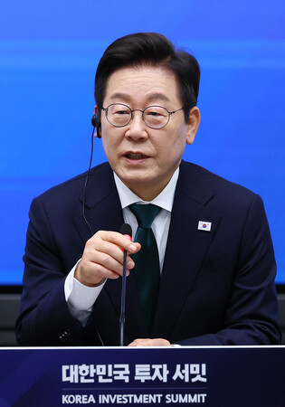 ２５日、米ニューヨーク証券取引所で発言する韓国の李在明大統領（ＥＰＡ時事）