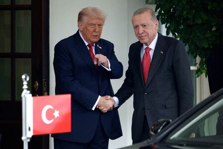 ２５日、ホワイトハウスでトルコのエルドアン大統領を出迎えるトランプ米大統領（ＡＦＰ時事）