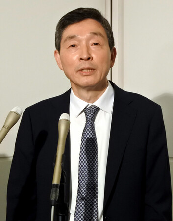 記者団の取材に応じる韓国の李赫・新駐日大使＝２６日、東京・羽田空港