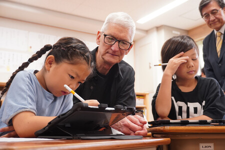 京都市立御所東小学校を訪れ、米アップルのiPadを使った授業を視察するティム・クック最高経営責任者(CEO、中央)=26日午後、同市上京区