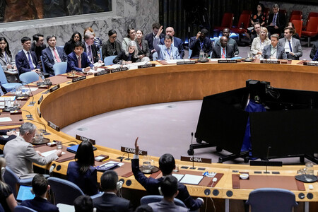 26日、ニューヨークの国連本部で開催されたイラン核合意を巡る安全保障理事会の会合(ロイター時事)