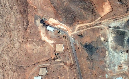 米国の空爆を受けたイラン核施設=6月22日、イラン・イスファハン(マクサー・テクノロジーズ提供)(AFP時事)