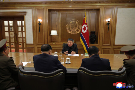 26日、科学者らと核兵器製造に関する会議を開いた北朝鮮の金正恩朝鮮労働党総書記(奥)(朝鮮通信・時事)