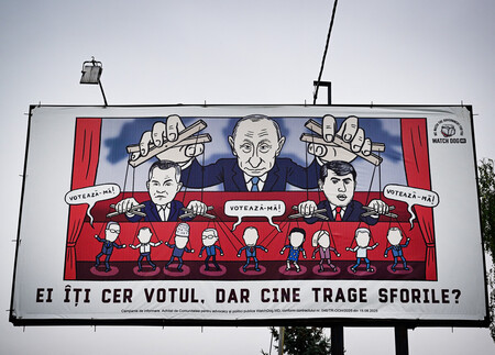 モルドバ議会選を前に掲げられた政治広告。ロシアのプーチン大統領が野党指導者らを通じて世論操作するイラストが描かれている＝２４日、西部ウンゲニ（ＡＦＰ時事）