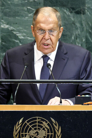 ２７日、ニューヨークで開かれている国連総会で演説するロシアのラブロフ外相（ＡＦＰ時事）