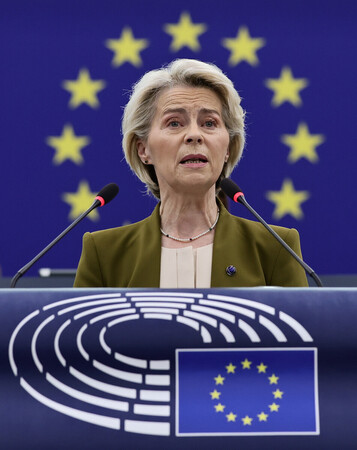 欧州議会で演説するフォンデアライエン欧州委員長=10日、仏ストラスブール(EPA時事)