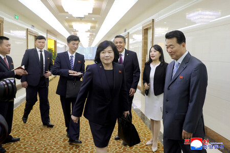 27日、訪中のため平壌を出発する北朝鮮の崔善姫外相(中央)(朝鮮通信)