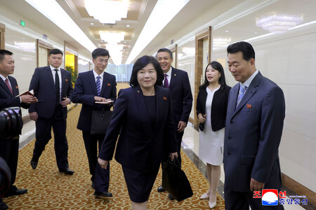 中国訪問に向け平壌を出発する北朝鮮の崔善姫外相(中央)=27日(朝鮮通信・時事)