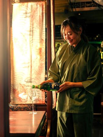 インドで日本酒の販路拡大に取り組む高岡麻彩さん=11日、西部ムンバイの飲食店(高岡さん提供・時事)