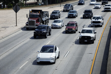 米西部カリフォルニア州ロサンゼルスを走る車=23日(EPA時事)