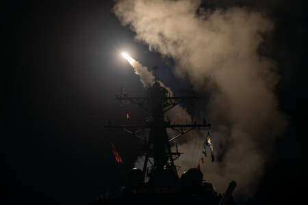 米海軍のイージス艦から発射される巡航ミサイル「トマホーク」＝２０２４年１月、紅海（米海軍提供）
