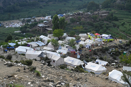 アフガニスタン東部クナール州ヌルガル地区に設置された地震被災者のための仮設テント=14日(AFP時事)