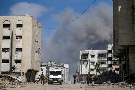 イスラエル軍による空爆を受け、立ち上る煙=28日、パレスチナ自治区ガザ(EPA時事)