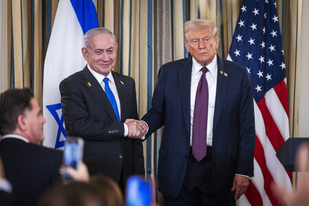 ２９日、ホワイトハウスで共同記者発表を終え、握手するトランプ米大統領（右）とイスラエルのネタニヤフ首相（ＥＰＡ時事）