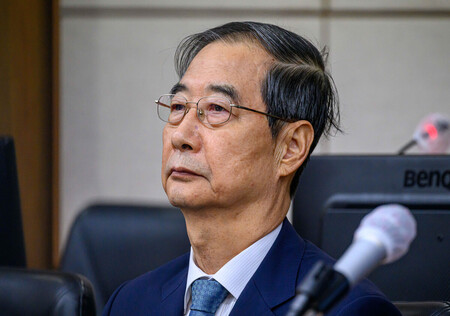 ３０日、ソウル中央地裁で初公判に臨む韓国前首相の韓悳洙被告（ＥＰＡ時事）