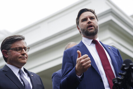 つなぎ予算案を巡る米与野党の協議後、記者団の取材に応じるバンス副大統領（右）＝２９日、ワシントン（ＥＰＡ時事）