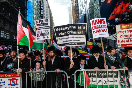 イスラエルのネタニヤフ首相の国連演説に抗議するデモ隊＝２６日、米ニューヨーク（ＡＦＰ時事）