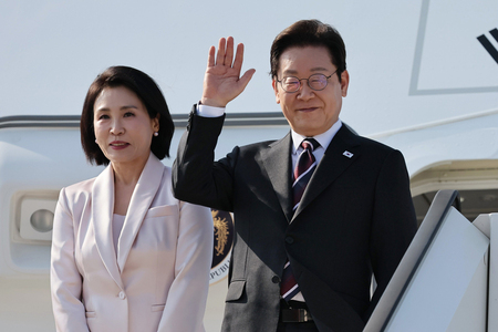 韓国の李在明大統領(右)と金恵景夫人=8月24日、東京・羽田空港