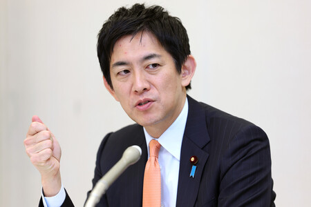インタビューに答える小林鷹之元経済安全保障担当相＝３０日、国会内