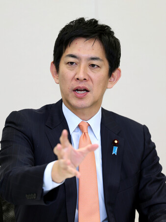 インタビューに答える小林鷹之元経済安全保障担当相＝３０日、国会内