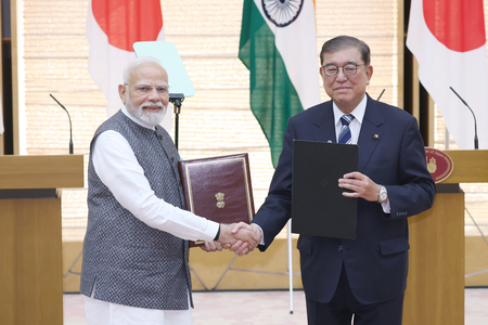 文書交換式で握手する石破茂首相(右)とインドのモディ首相=8月29日、首相官邸